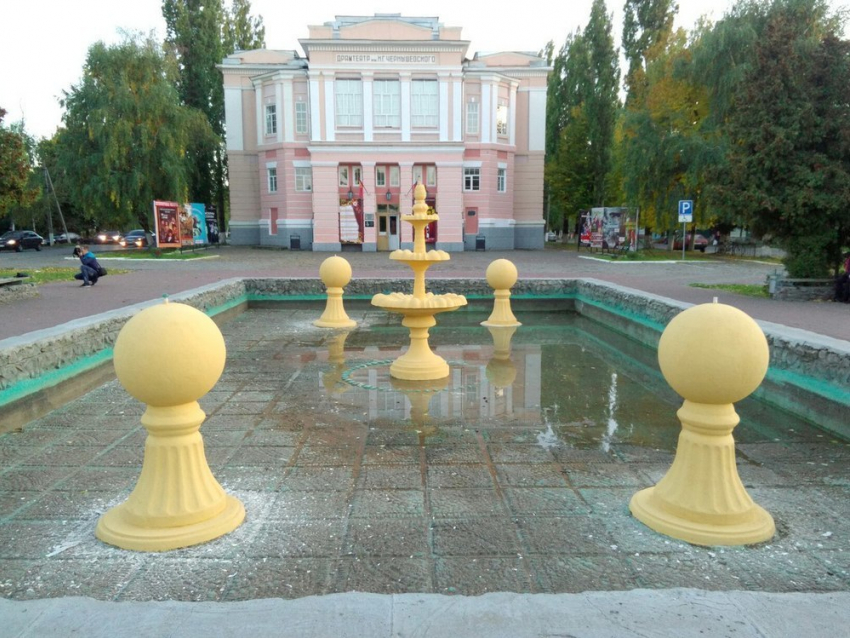 В Борисоглебск пришла осень – пожелтели фонтанные шары