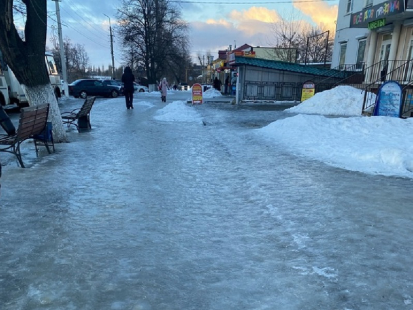 «Люди должны пройти целый квест до больницы и школы»: жительница Борисоглебска возмутилась работой коммунальщиков