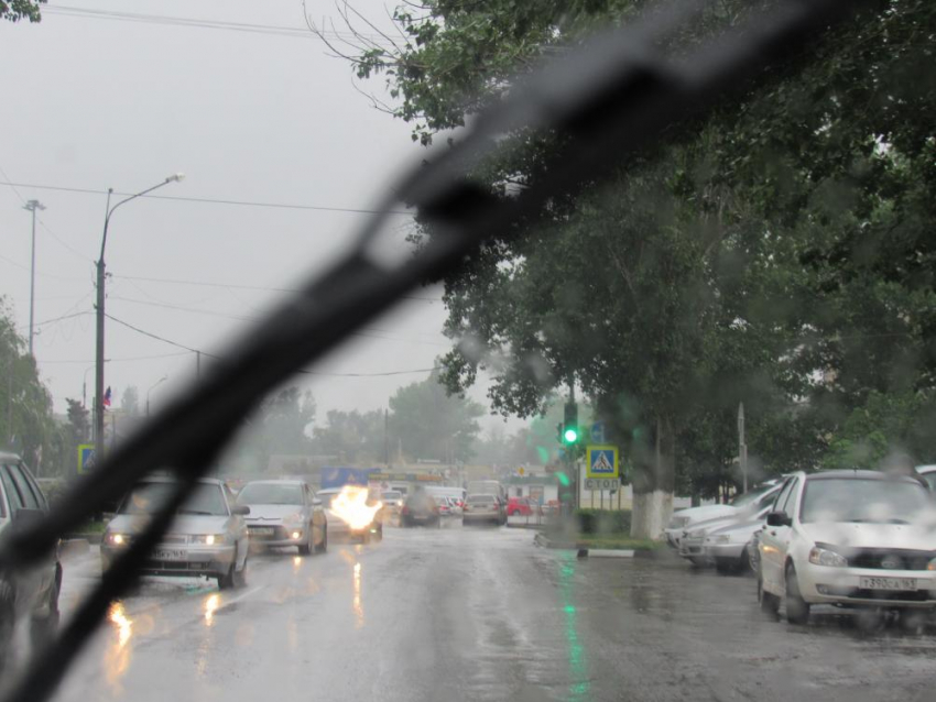 Штормовое предупреждение из-за ливней с грозами и градом объявили в Воронежской области