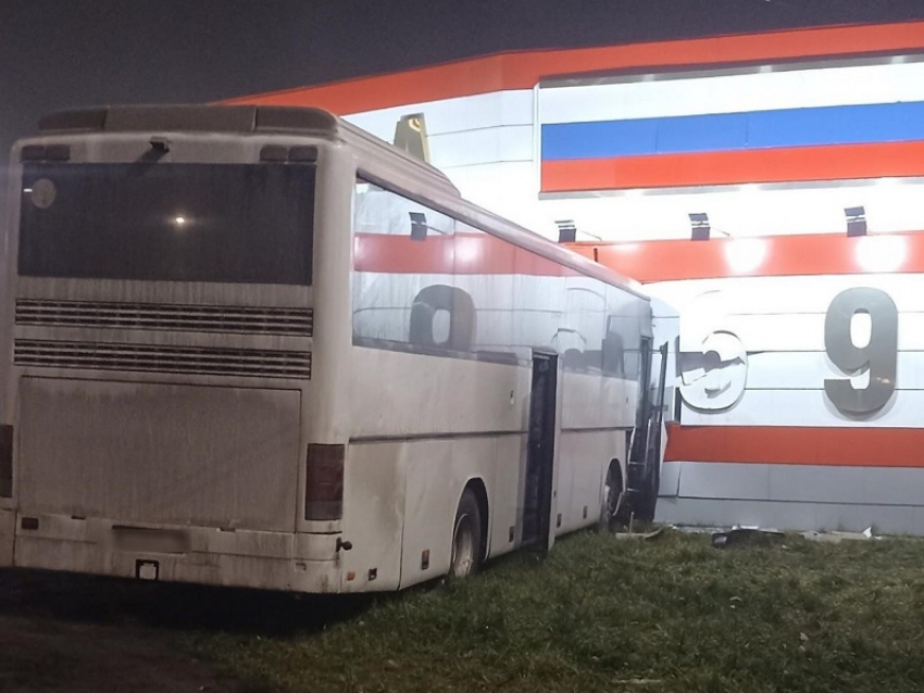Пять пострадавших: пассажирский автобус «Москва-Поворино» врезался в стелу на въезде в Анну
