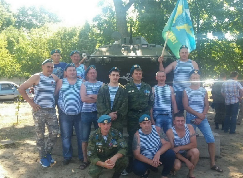 В День ВДВ в Борисоглебске состоялось открытие памятника спецмашины «голубых беретов».
