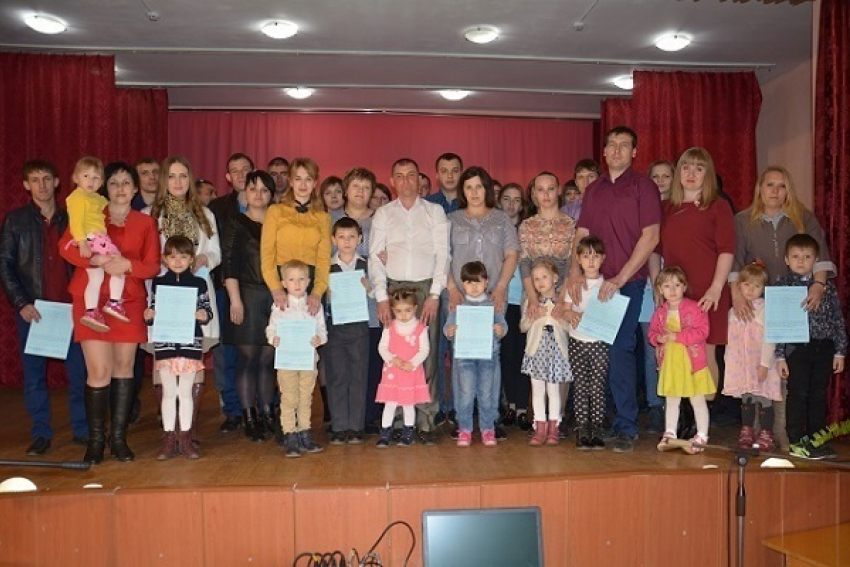 28 молодых семей из Поворинского района получили жилищные сертификаты 