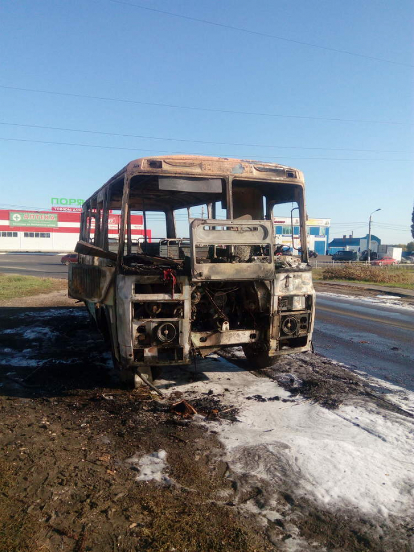 В Борисоглебске на Аэродромной утром сгорел маршрутный автобус
