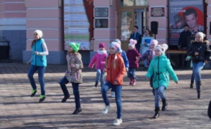 Флешмоб «Голубая лента» прошел в Борисоглебске