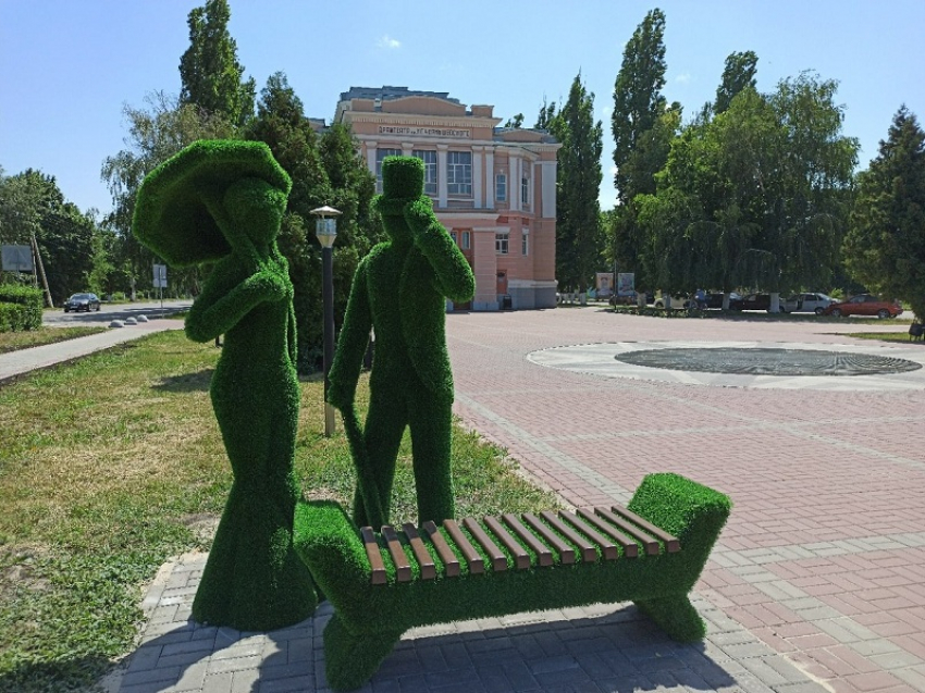 В центре Борисоглебска установили новые топиар-фигуры