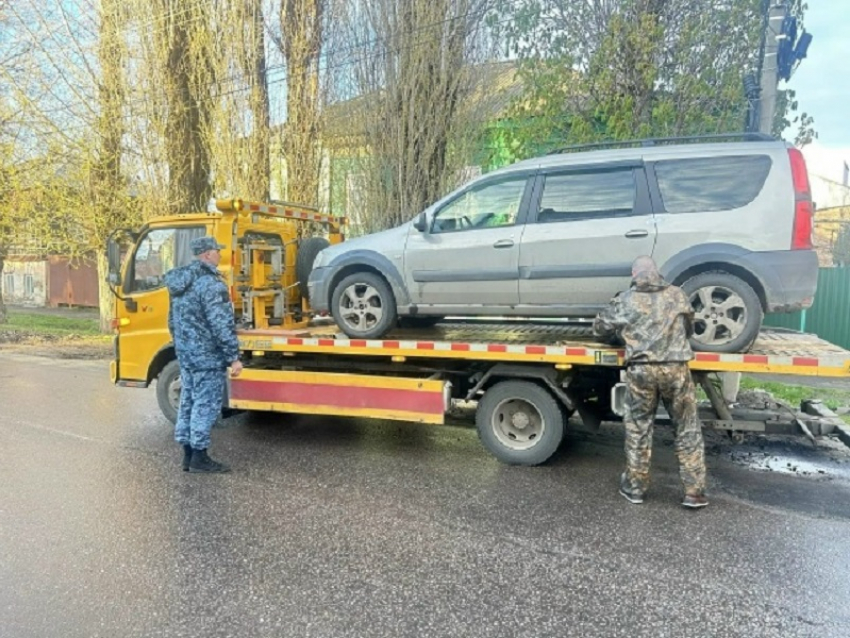 Сразу двух автомобилей лишился злостный неплательщик алиментов в Борисоглебске