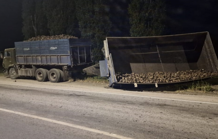Иномарку сбило с дороги рассыпавшейся из перевернувшегося прицепа грузовика свеклой в Новохоперском районе