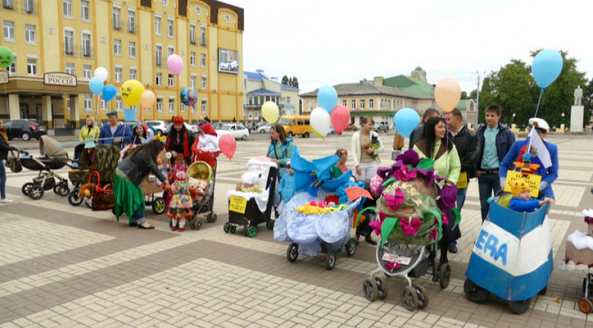 День защиты детей в Борисоглебске отметили парадом колясок
