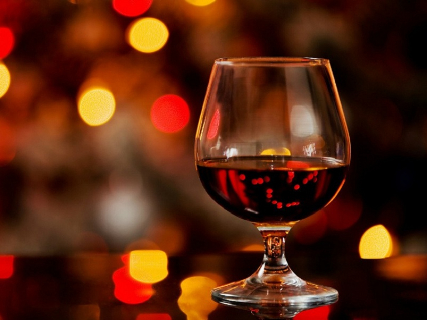 Наркологи назвали алкогольные напитки, вызывающие сильное похмелье 