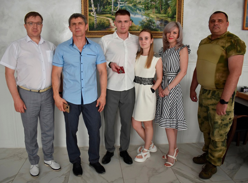 Глава администрации Поворинского района вручил Орден Мужества  ветерану СВО 