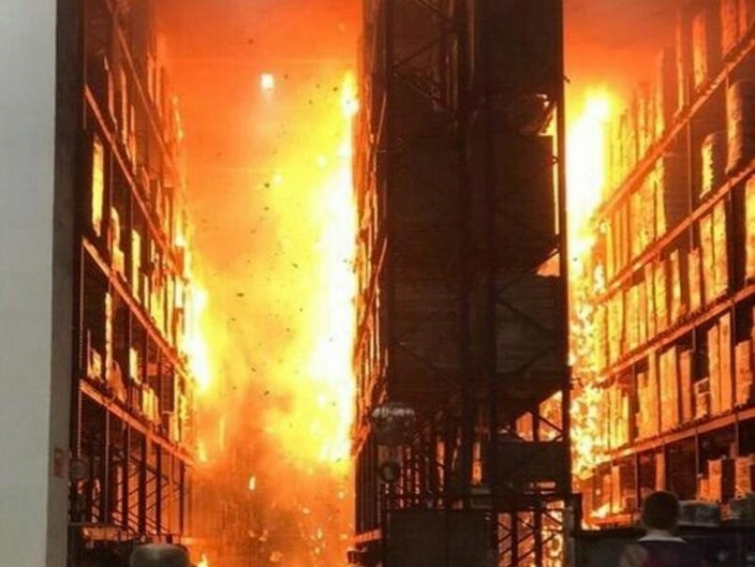 Опубликовано видео эпичного пожара на распределительном  складе «Магнит» в Воронежской области