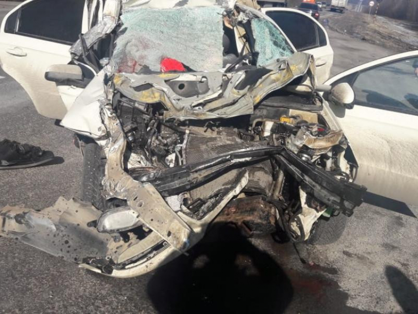 Два человека погибли в жутком ДТП с фурой в Грибановском районе