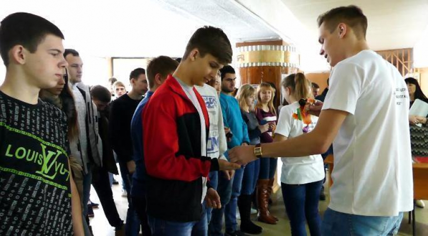 Студентов Борисоглебска поздравили с Татьяниным днем шоколадными конфетами