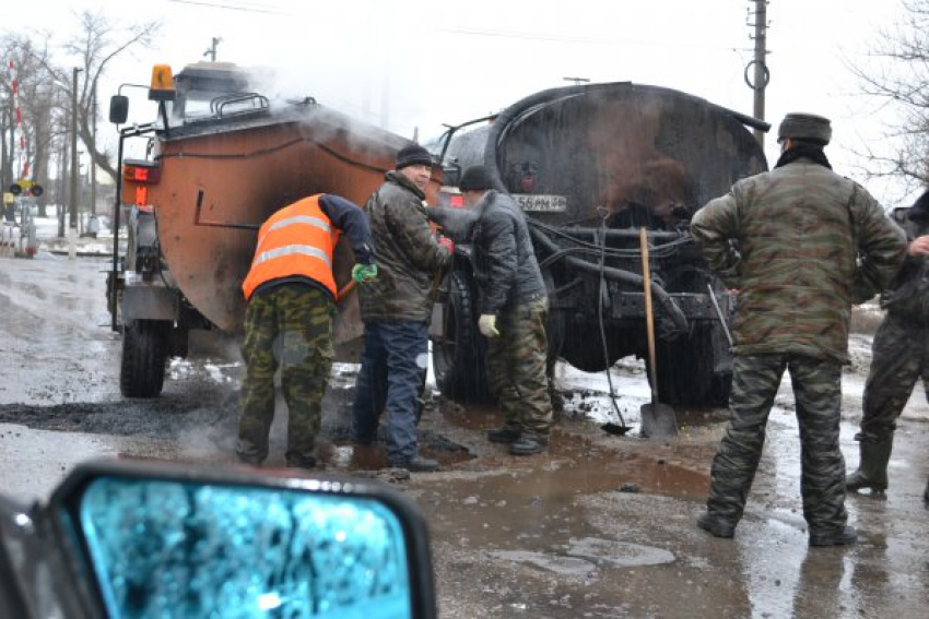 В отделе ЖКХ Борисоглебска объяснили причины «странного» ремонта дороги