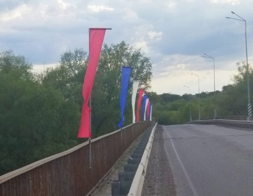  «Врагу не сдаётся наш гордый «Варяг"...": в Новохоперске восстановили пострадавшее от вандалов праздничное украшение моста
