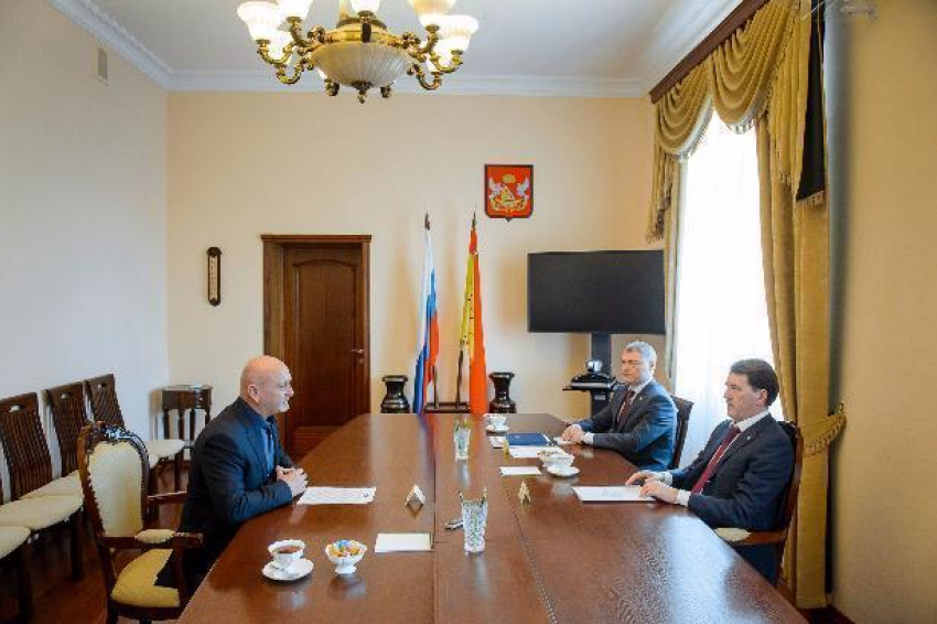 Губернатор Гордеев встретился директором ООО «Борисоглебский мясоконсервный комбинат» Вячеславом Очневым