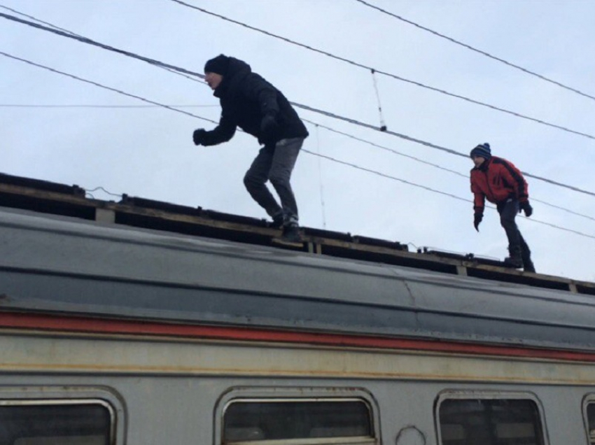 На станции в Новохопёрском районе задержали двух «зацеперов», проехавших на поезде более 100 км.