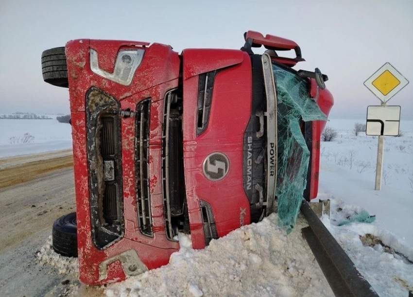 Большегруз перевернулся на дороге в Грибановском районе