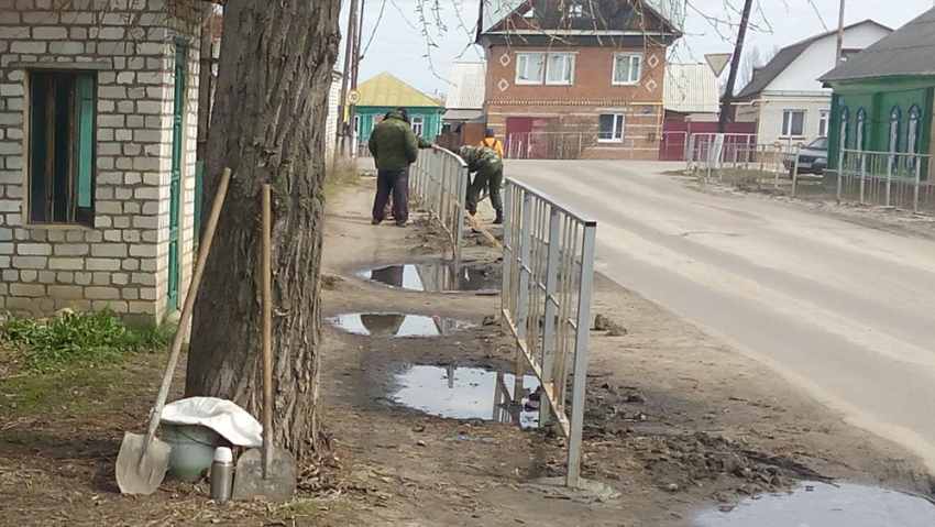 В Борисоглебске приступили к бетонированию упавших пешеходных ограждений 