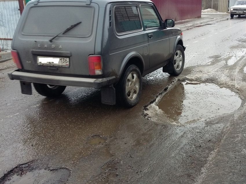 На некоторых дорогах в Борисоглебске асфальт «растаял» вместе со снегом