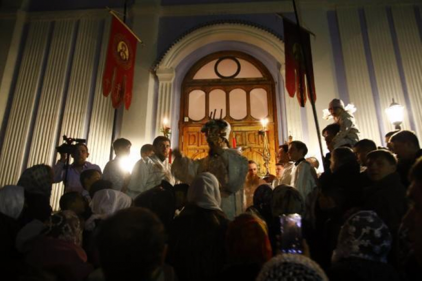 Сотни борисоглебцев приняли участие в ночном Пасхальном богослужении 