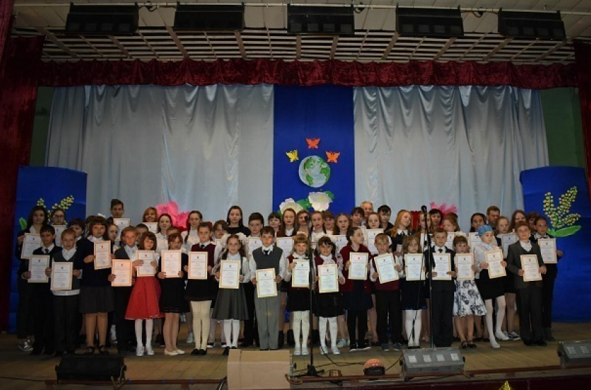 Одарённым детям в Терновском районе вручили награды