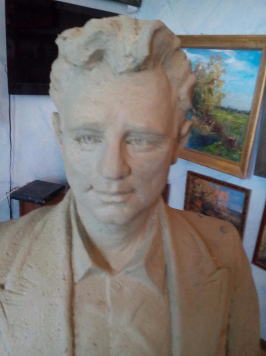 "Как  живой!": макет памятника  Николаю  Рыбникову  в Борисоглебске поражает удивительным сходством 