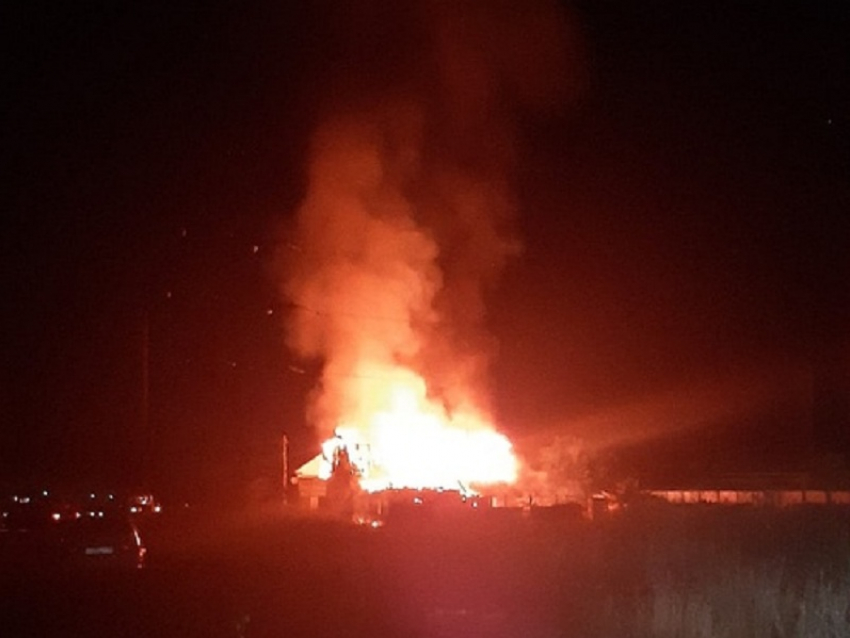 Ночной пожар уничтожил два частных дома в Борисоглебске 