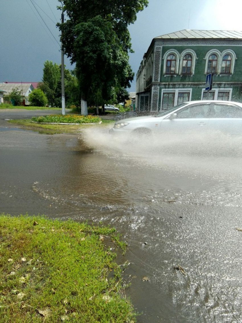 Десятиминутный дождь превратил дороги и тротуары Борисоглебска в реки. Фото нашего читателя.