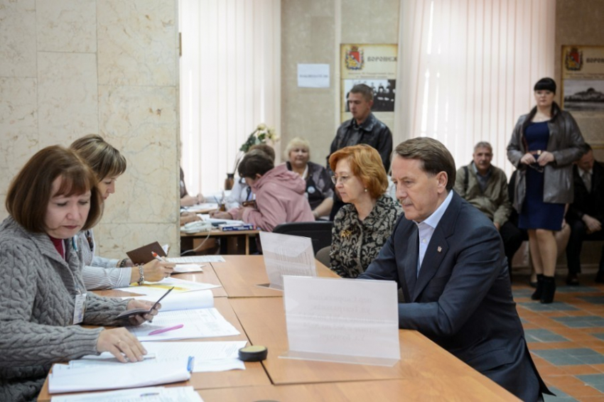 Губернатор Гордеев  пришел на избирательный участок вместе с супругой