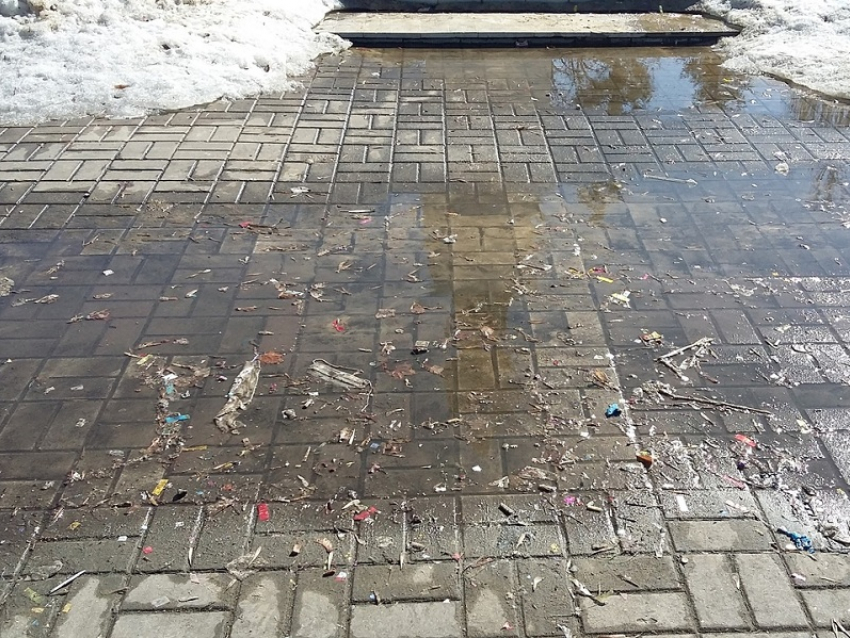 Весна обнажила неприглядные останки Нового года на главной площади Борисоглебска
