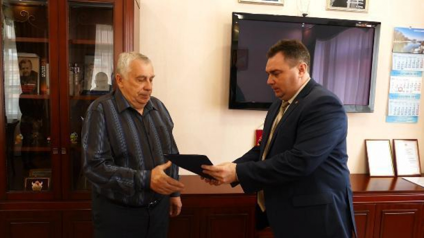 Глава Борисоглебска вручил сертификат на приобретение жилья еще одному вынужденному переселенцу