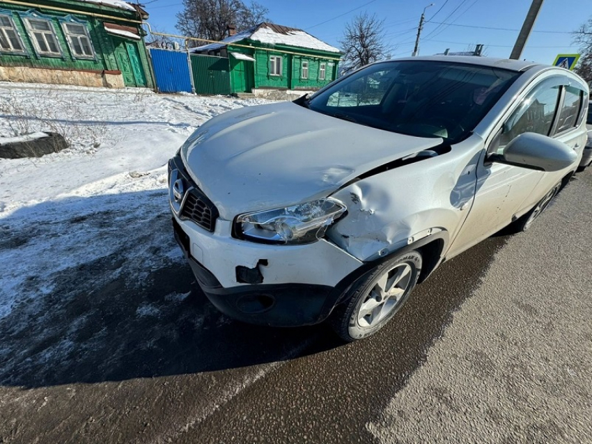 Автоледи пострадала в столкновении с грузовиком в Борисоглебске