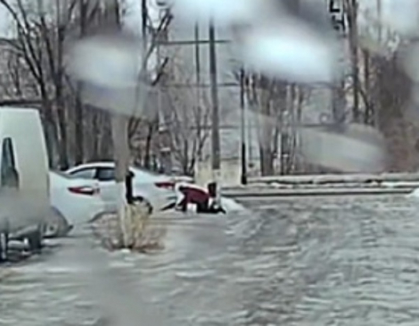 Борисоглебца, переползающего дорогу на четвереньках, сняли на видео на Аэродромной