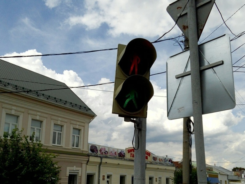 Неисправный светофор в центре Борисоглебска вводит в заблуждение пешеходов