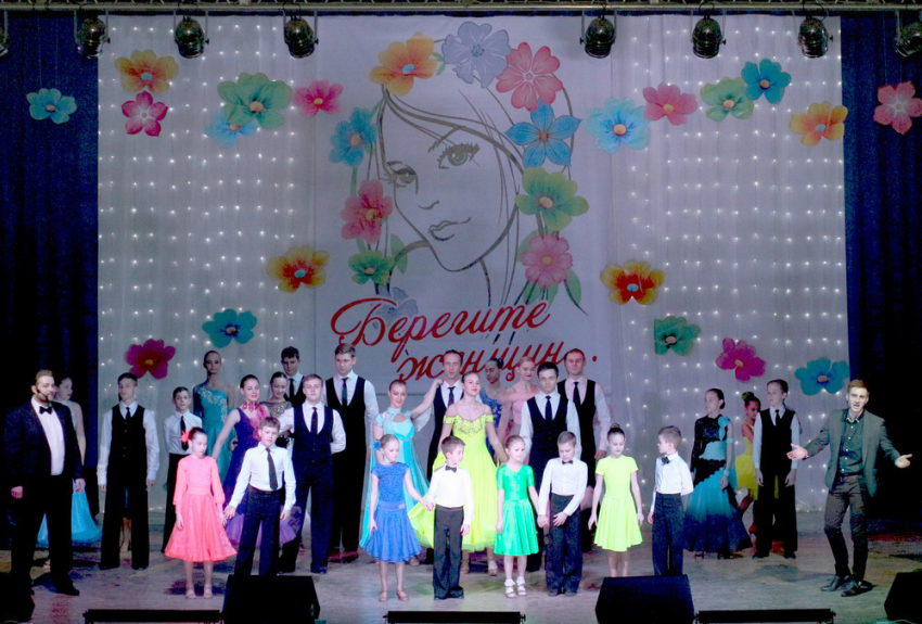 Женщинам Борисоглебска подарили роскошный концерт в честь праздника