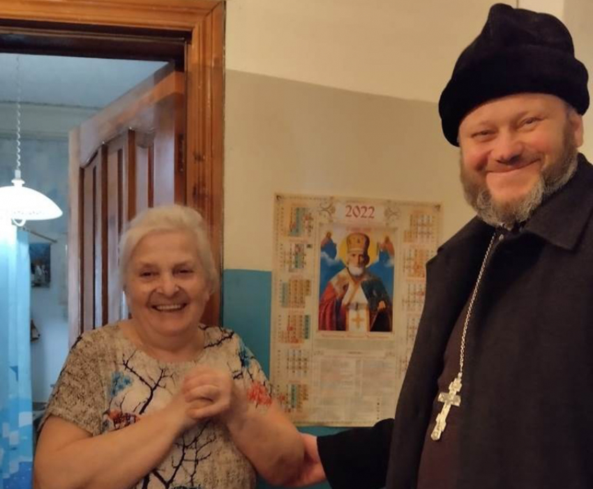  В Борисоглебске священники поздравили одиноких бабушек с Масленицей