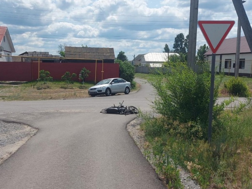 Несовершеннолетнего водителя мопеда сбили в Новохоперском районе