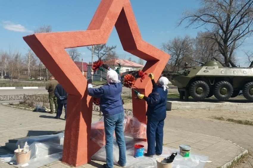 В Борисоглебске ремонтируют памятники ко Дню Победы в Великой Отечественной войне