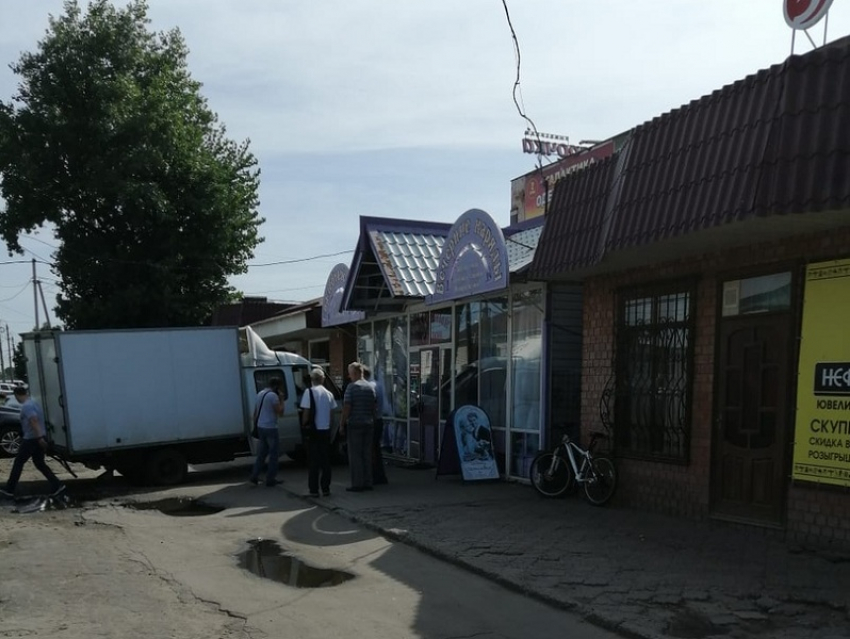 В Борисоглебске ГАЗель въехала в торговый павильон у рынка