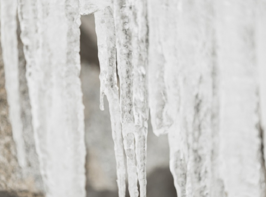 Об опасности схода снега и льда с крыш напомнили жителям Воронежской области