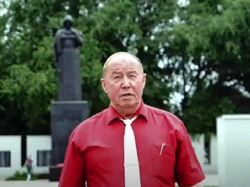 Борисоглебский поющий депутат Артемьев поздравил ветеранов с 75-летием Победы песней