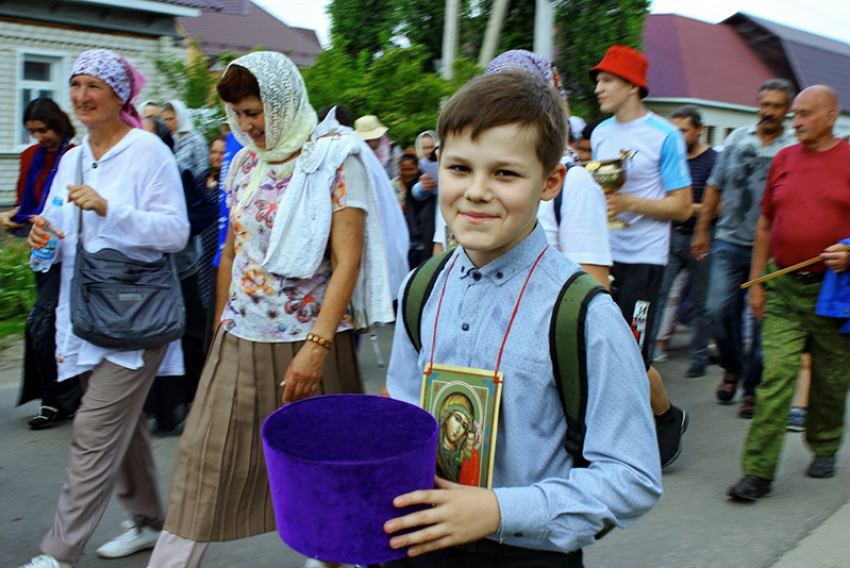 Шли и взрослые, и дети: фото с Крестного хода в Борисоглебске