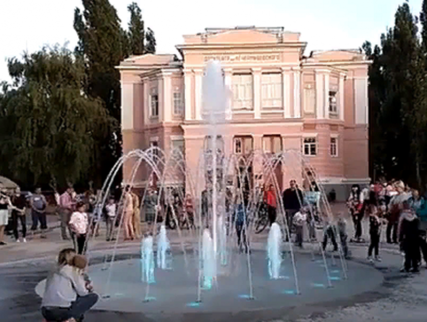 На Театральной площади Борисоглебска заработал новый фонтан