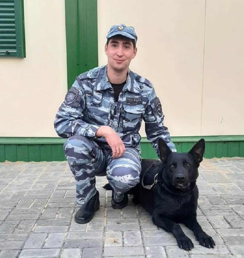 Служебная собака привела полицейских к пакету наркотического сырья в Грибановском районе