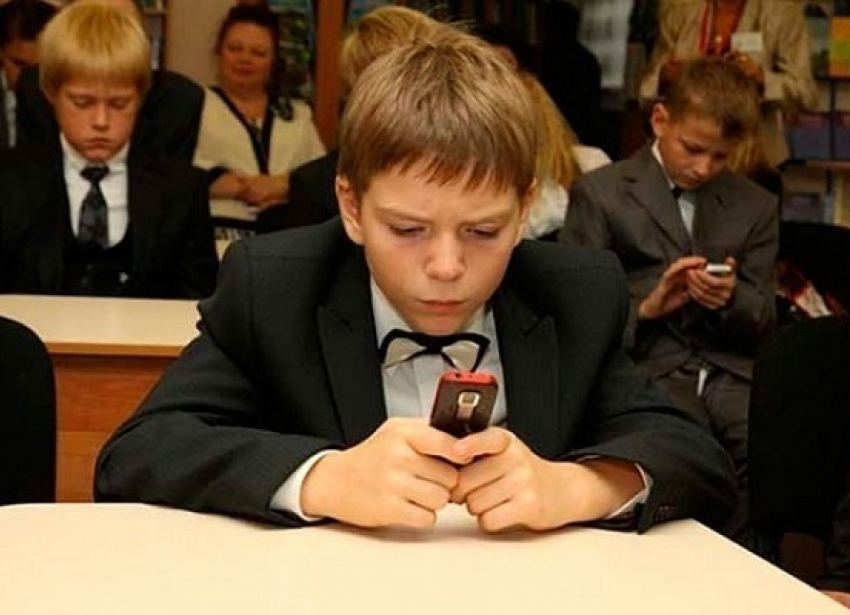 В Борисоглебске школьники променяли смартфоны на кнопочные мобильные телефоны