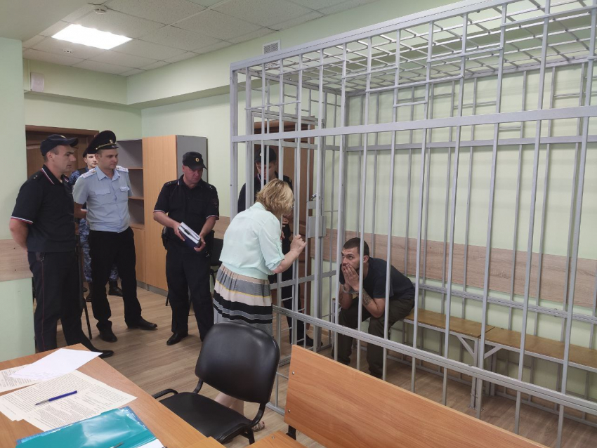   Боец ЧВК «Вагнер», подозреваемый в расстреле двоих сослуживцев в Воронежской области, доставлен в суд