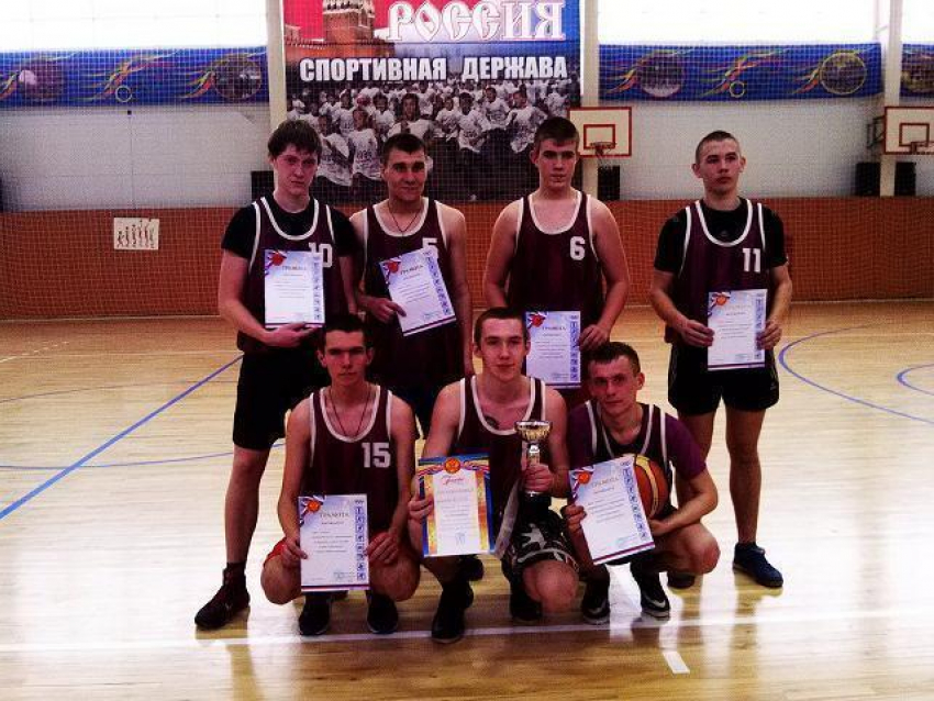 Студенты Борисоглебска выяснили, кто лучше играет в баскетбол