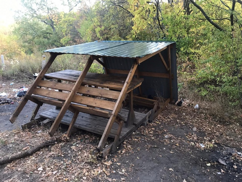 На экотропе в поселке Теллермановский вандалы сломали беседку