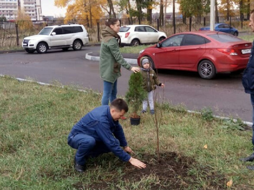 Борисоглебские военнослужащие присоединились к озеленению города